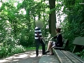 Człowiek śledzi kobietę w parku