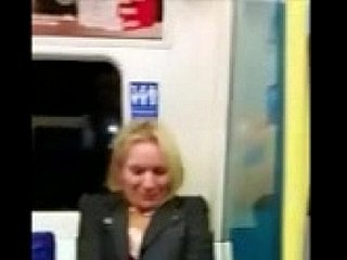 Женщина получает Divergent то время как на местном метро!