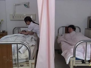 ヒカル綾美は、角質の看護師は吸うと乗り物コック