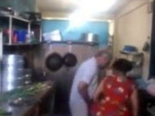 Srilankaise propriétaire Machine shop baiser sa femme de chambre