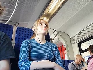 Mooie blonde close to de trein