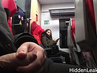 Đèn tittle tinh ranh trong xe buýt đối với phụ nữ khác nhau