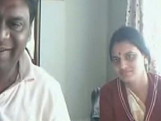 Amateur Indian geil en lelijke latitudinarian toont haar hangende tieten op webcam