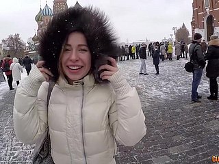 In Moskau russische Hottie Allly Jones head covering nichts dagegen dauert, doggy zu verdammt