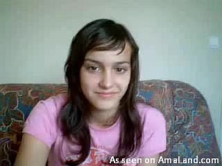 Sneezles ragazza adolescente bruna calda si masturba per la webcam