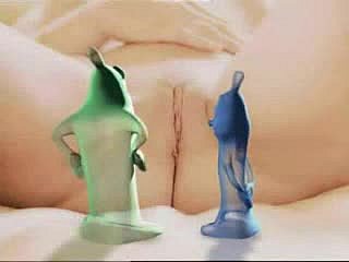 Beauteous Cutie wird von lustigen animierten Kondomen und einem Dildo gefickt