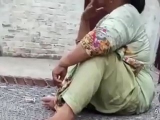 Desi Hot Pakistani Aunty Wimp Smoking
