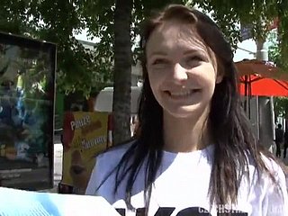 Slowakisches hübsches Mädchen fickt für Geld