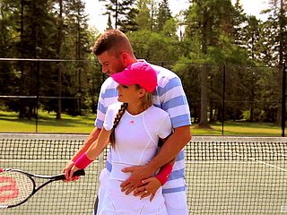Sexo not much campo de tênis para uma esposa gostosa