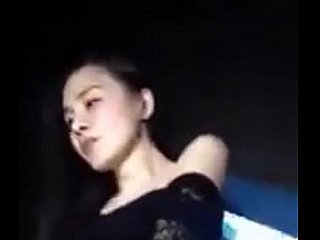 Tira a dança chinesa da menina not any clube