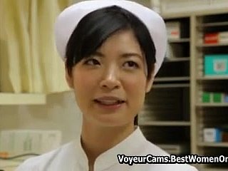 जापानी एशियाई नर्स अपने पेसिएटर दृश्यरतिक देखभाल करते हैं