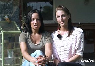Mia ve Sara Açık Havada Lezbiyen Seks - Ersties