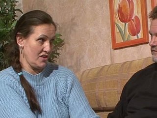 Oud Hungering Paar voert vuile orale seks op sofa uit