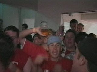 Woozy Gilt Coed menunggang batang kaku untuk orgasme di pesta kolej