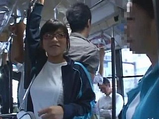 Japanisches Indulge in Gläsern wird in einem öffentlichen School gefickt