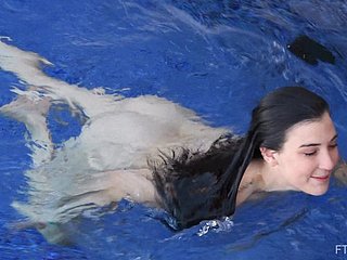 Arctic adolescente tiro morena Bella se desnuda y nadan desnudas