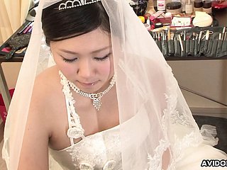 Murkiness Emi Koizumi baisée sur deject coat de mariée non censurée.
