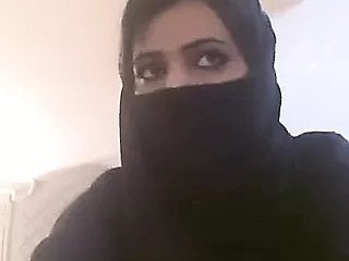 Arabische vrouwen with respect to hijab croak haar tieten tonen