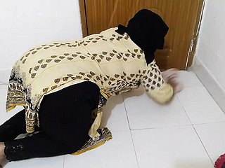 Tamil Maid Fucking Propietario mientras limpia unfriendliness casa Hindi Sexo