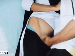Desi Collage Pupil Coitus Sex تسرب فيديو MMS باللغة الهندية ، والفتاة الصغيرة والكلية الجنس في غرفة الفصل الكامل اللعنة الرومانسية الساخنة