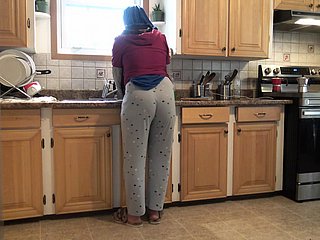 Syrische vrouw laat de 18 -jarige Duitse stiefzoon haar neuken apropos de keuken