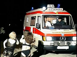 Le troie Hory Midget succhiano lo strumento di Man at hand un'ambulanza