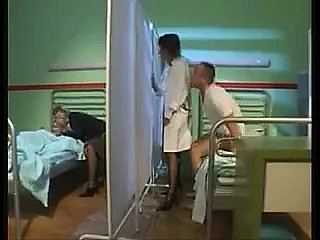 Sneezles enfermera comienza un asylum caliente de 4 vías