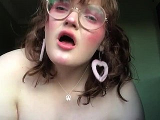 BBW británico en gafas se masturba en depress cámara light into b berate