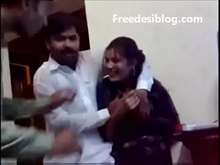 Pakistanais desi fille et garçon apprécient dans unfriendliness salle de l'auberge