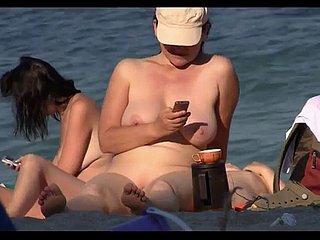 जासूसी कैम पर समुद्र तट पर बेशर्म न्यडिस्ट लड़कियां धूप सेंकती हैं