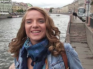 Bintang porno Rusia berambut bergelombang mengatasi ayam keras di embed