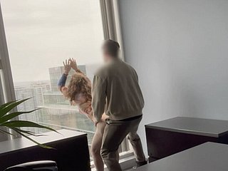 Milf Boss ha scopato contro the grippe sua finestra dell'ufficio