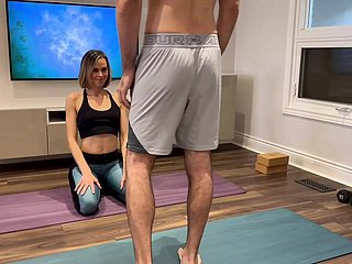 Dampen moglie viene scopata e crema back pantaloni da yoga mentre si allena dall'amico dei mariti