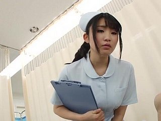 Deject enfermera japonesa se quita las bragas y monta a un paciente afortunado