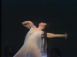 tarian telanjang dalam opera