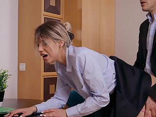 Elena Vedem geniet tijdens seks up doggy stijl op kantoor