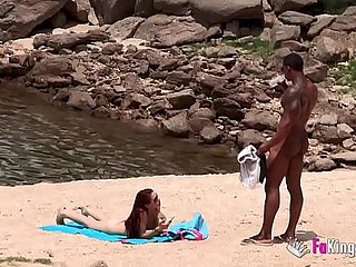 巨大的黑色花花公子在裸体主义者的海滩上捡起。很容易，当您武装着如此笨拙的时。