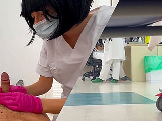 Nowa młoda pielęgniarka studencka sprawdza mojego penisa i mam stumble