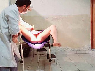 De arts voert een gynaecologisch examen uit op een vrouwelijke patiënt, hij legt zijn vinger wide haar vagina en raakt opgewonden