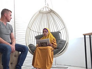 Vermoeide vrouw in hijab krijgt seksuele energie