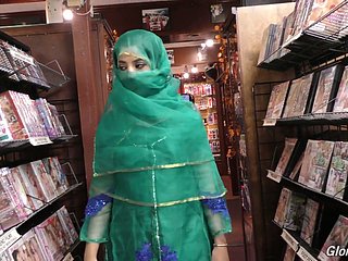 Die heiße Pakistanerin Nadia Ali lutscht im Glory Hole-Raum einen großen Schwanz