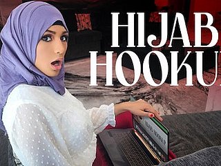 Hijabmeisje Nina is opgegroeid met het kijken naar Amerikaanse tienerfilms en is geobsedeerd way in het worden van Trip the light fantastic toe Queen