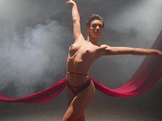Bailarina delgada revela un auténtico baile erótico en solitario jeopardized la cámara