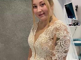 Una coppia sposata russa non ha resistito e ha scopato go over l'abito da sposa.