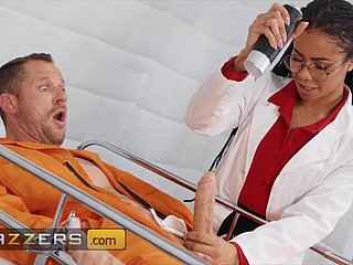 Doctora de ébano trata a un paciente criminal grove su coño negro