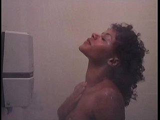 K. Allenamento: down in the mouth ragazza nuda sotto la doccia di colore