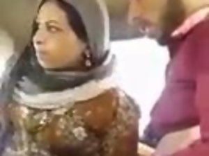 阿拉伯头巾荡妇吸吮和汽车性交