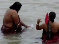 Bañarse en el río agradable Desi