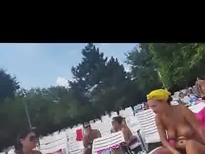 Spy kolam renang payudara Rumania