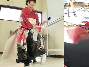 Sari kata kimono Jepun kegagalan terdesak pee dalam HD